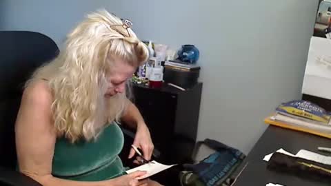 Snapshot of 1xtrahornyone chatting on December 13, 3:32 pm Susan online show from December 13, 3:32 pm