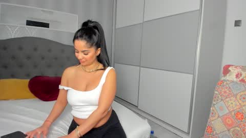 Adelle online show from March 19, 1:04 pm