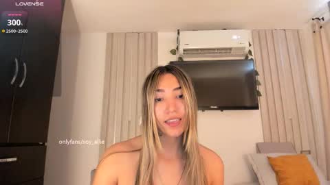 Snapshot of _alliex_ chatting on October 22, 12:21 pm you can call me pretty online show from October 22, 12:21 pm