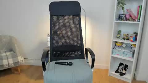 Bella Evans online show from June 19, 9:24 am
