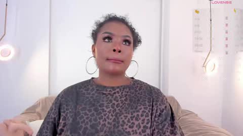 Snapshot of _huge_boobs_ebony chatting on February 15, 7:39 pm Darlis online show from February 15, 7:39 pm
