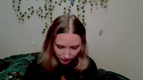 _kikiclark_ online show from October 29, 9:06 pm