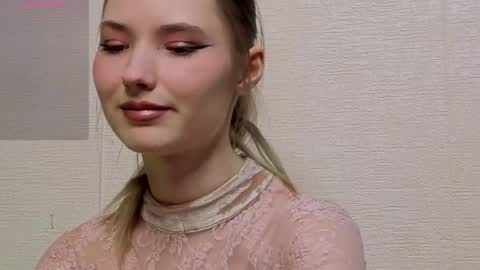 _kikiclark_ online show from May 3, 7:39 pm