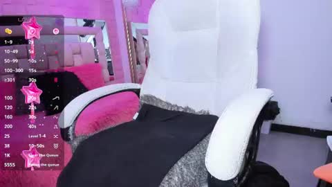Laura online show from June 19, 1:36 pm