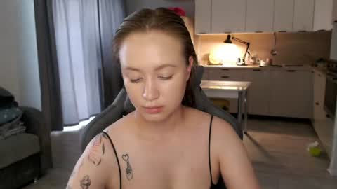_lalune_ online show from July 23, 10:34 am