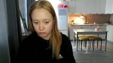 _lalune_ online show from May 3, 4:05 am