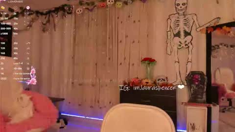 Snapshot of _lauraspencer_ chatting on October 19, 1:29 am Laura online show from October 19, 1:29 am