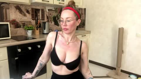  lee loo  online show from April 20, 9:01 am