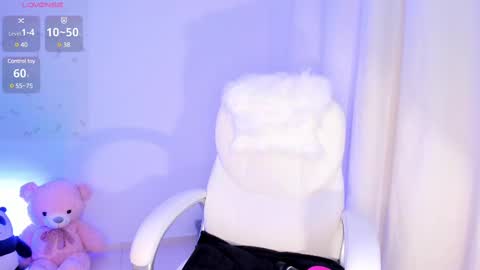 Snapshot of _sofiaa__ chatting on March 6, 11:42 pm online show from March 6, 11:42 pm