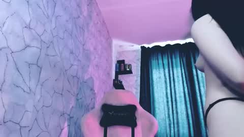 Mia online show from December 3, 4:48 am