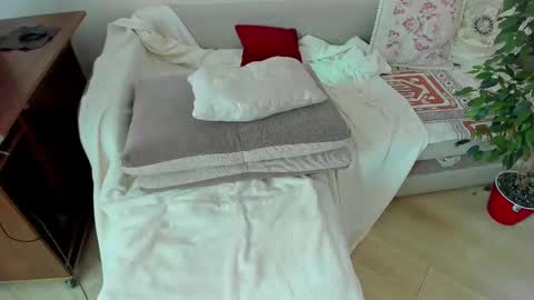 Snapshot of adelinemur chatting on February 19, 9:39 am Amy online show from February 19, 9:39 am