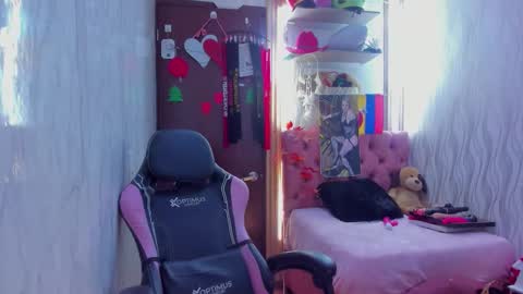 adriiana_fox_ online show from February 26, 6:29 pm