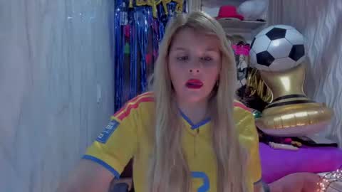 adriiana_fox_ online show from June 18, 2:02 am