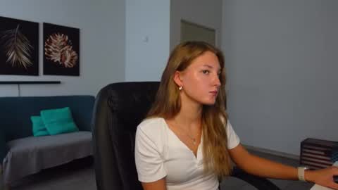 Agelina Lilly Laura online show from August 3, 9:04 am