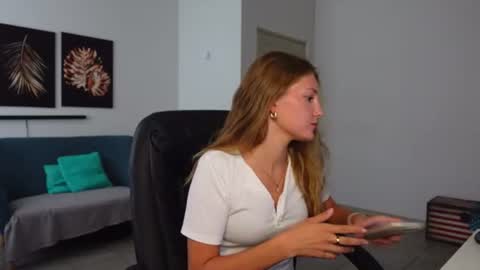 Agelina Lilly Laura online show from August 3, 8:40 am