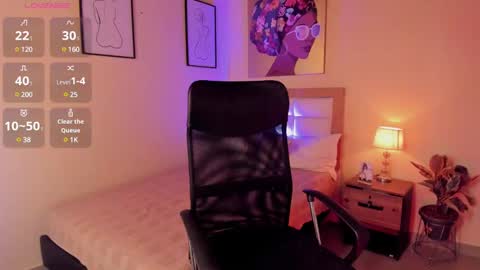 Snapshot of aitana_brown chatting on December 22, 6:37 pm Aitana Brown online show from December 22, 6:37 pm