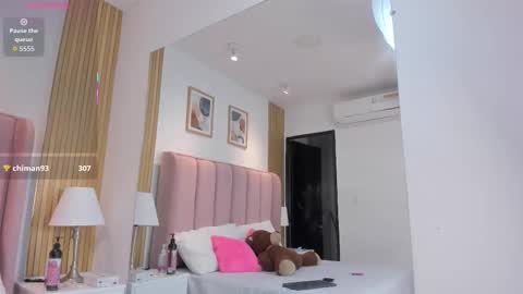Snapshot of aithana_petite chatting on October 18, 5:32 am Aithana online show from October 18, 5:32 am
