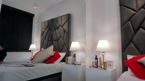 Snapshot of aithana_petite chatting on October 19, 5:42 am Aithana online show from October 19, 5:42 am