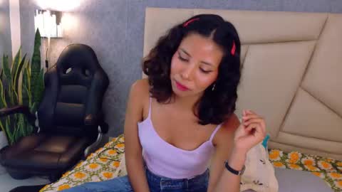 A K A N E  U W U online show from October 28, 5:08 pm