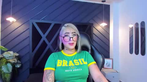 Snapshot of alahia_dangelo_ chatting on September 12, 12:01 pm ALAHIA online show from September 12, 12:01 pm
