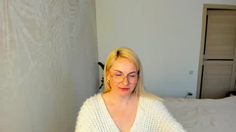 Alicee online show from April 1, 2:03 pm