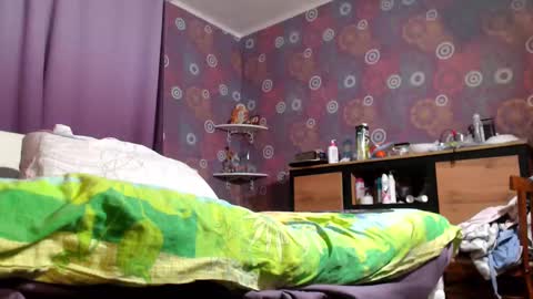 Snapshot of alicewetsquirt chatting on March 8, 6:14 pm alicewetsquirt online show from March 8, 6:14 pm