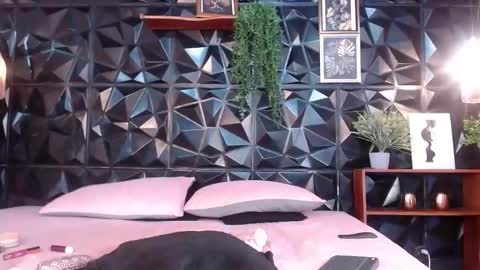 Alicia online show from March 7, 1:07 pm