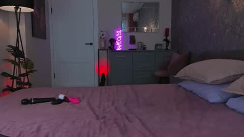 Help me Reach K FollowerslPut your finger up  online show from March 8, 1:46 am