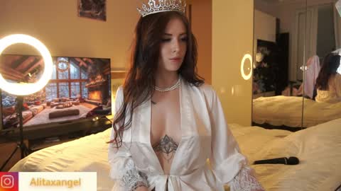 Snapshot of alitaangel_ chatting on December 9, 5:41 pm A L I T A online show from December 9, 5:41 pm
