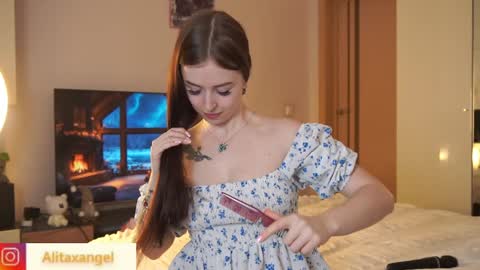 Snapshot of alitaangel_ chatting on January 23, 5:31 pm A L I T A online show from January 23, 5:31 pm
