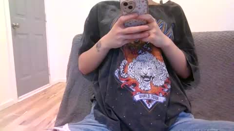 Snapshot of alliebearx chatting on February 10, 8:42 pm alliebearx online show from February 10, 8:42 pm