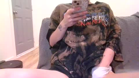Snapshot of alliebearx chatting on February 23, 8:33 am alliebearx online show from February 23, 8:33 am