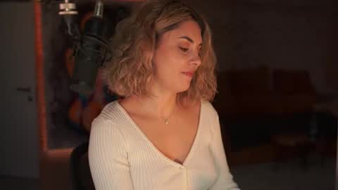 Allie online show from December 14, 1:17 pm