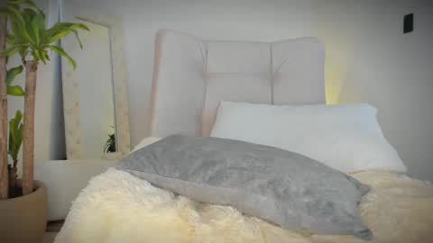 Kelly  online show from November 11, 1:30 pm