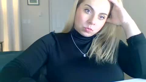 Snapshot of amandainbloom chatting on October 19, 7:27 pm Amanda online show from October 19, 7:27 pm