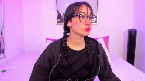 ambar_bloom online show from March 17, 12:09 pm