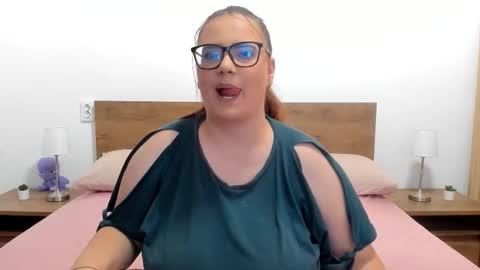 Snapshot of amiravyxen chatting on October 12, 10:23 pm Amira Vyxen online show from October 12, 10:23 pm