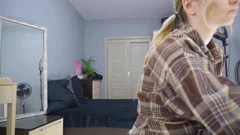 amylanee online show from September 19, 8:24 am