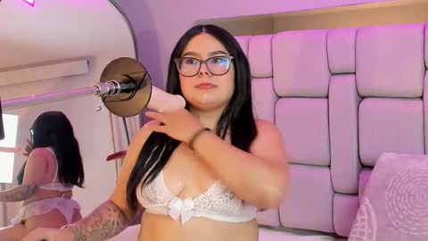 amywhitte_ online show from December 3, 8:00 pm