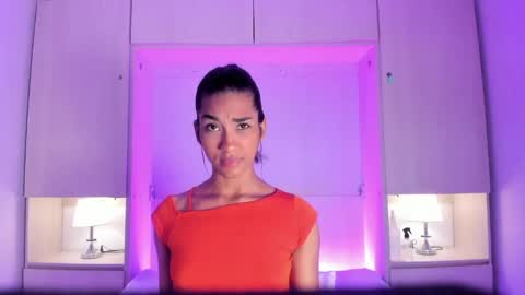 anaacollins_ online show from May 4, 11:58 am