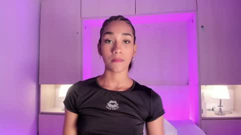 anaacollins_ online show from May 22, 12:14 pm