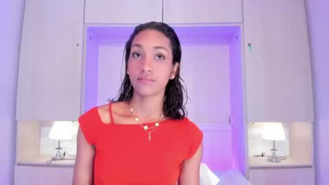 anaacollins_ online show from July 1, 12:04 pm