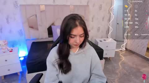 andrea_tay1 online show from June 6, 11:38 am