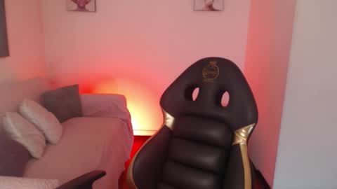 androm3da_ online show from January 17, 7:10 pm