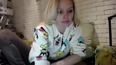 Snapshot of angel_girllovemy chatting on February 6, 6:02 pm ANGEL online show from February 6, 6:02 pm