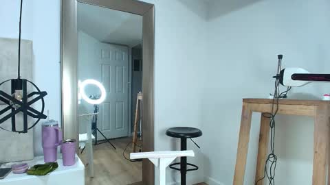 Nicolle  online show from November 28, 11:35 am