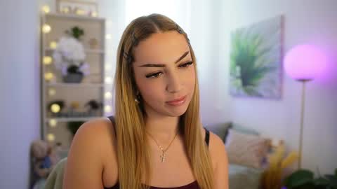 Snapshot of angel_sway chatting on October 31, 9:02 am Angel online show from October 31, 9:02 am