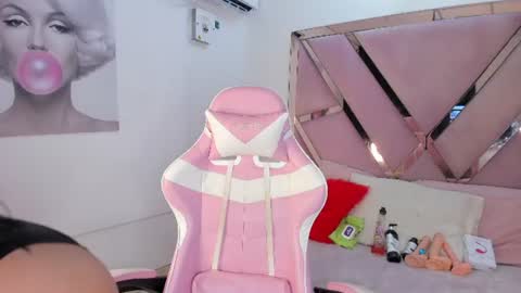 angell_petite01 online show from June 18, 12:10 pm