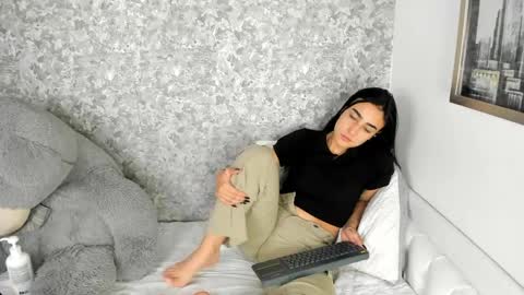 anika_h online show from May 2, 1:03 pm
