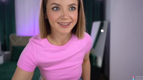 Im Anita thumb up me please its important online show from March 6, 7:09 pm